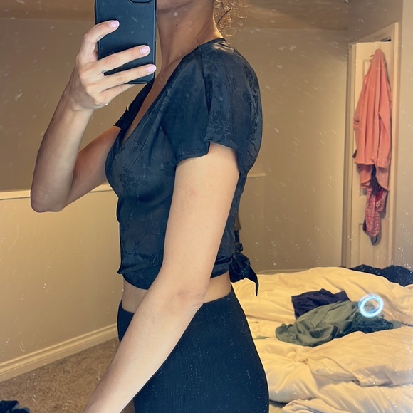 Black floral tie crop top - Picture 2 of 5